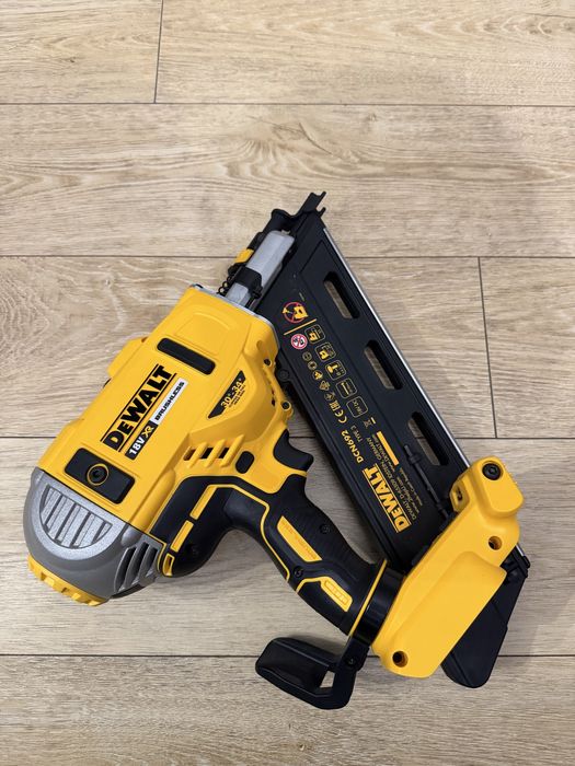 NOWA gwoździarka Dewalt DCN692