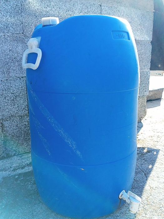 Vendo bidão 65L com torneira