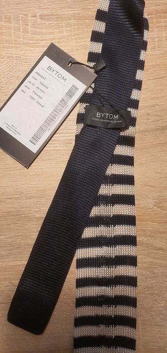 Nowy krawat typu knit marki Bytom