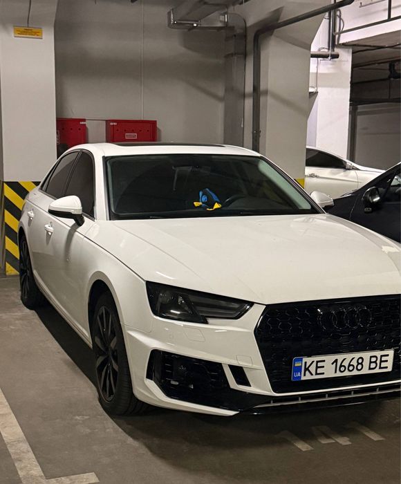 AUDI A4B9 2016.