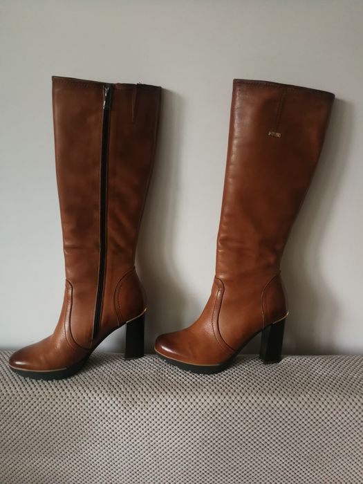 Długie seksowne karmelowe skórzane buty ze złotymi dodatkami Kazar