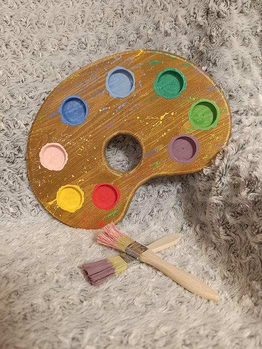 Drewniana paleta z farbami -  rekwizyt foto