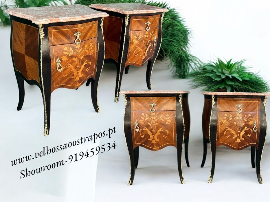 Mesa de jogo em madeira nobre com incrustações florais