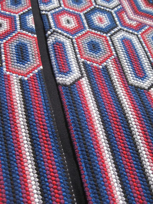 Яркое платье с принтом абстракция эффект вышивки Desigual L