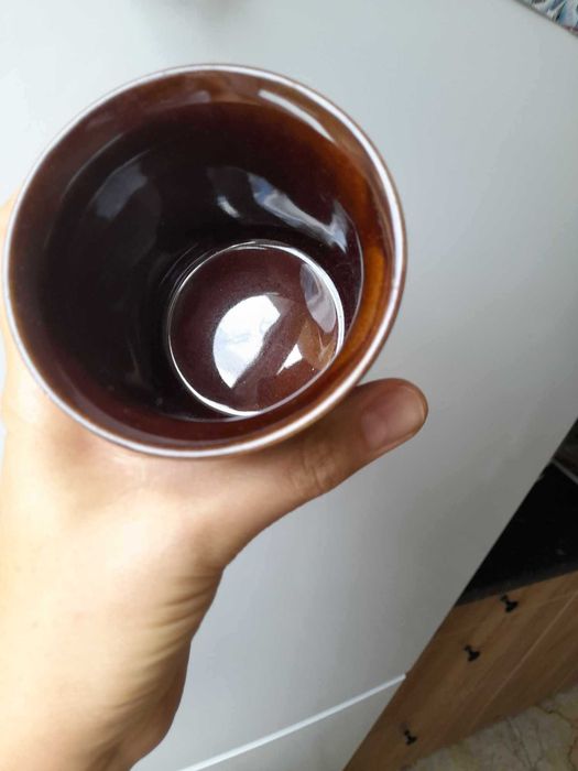Kubek czekoladowy brąz bez ucha w paski porcelit Pruszków