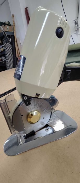 Máquina de cortar tecido