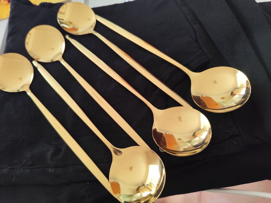 Faqueiro dourado com trinta peças, novo