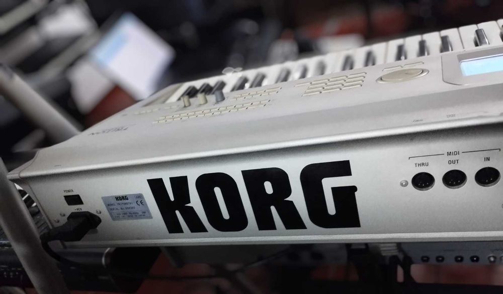 Sintetizador Korg Triton Studio com extras