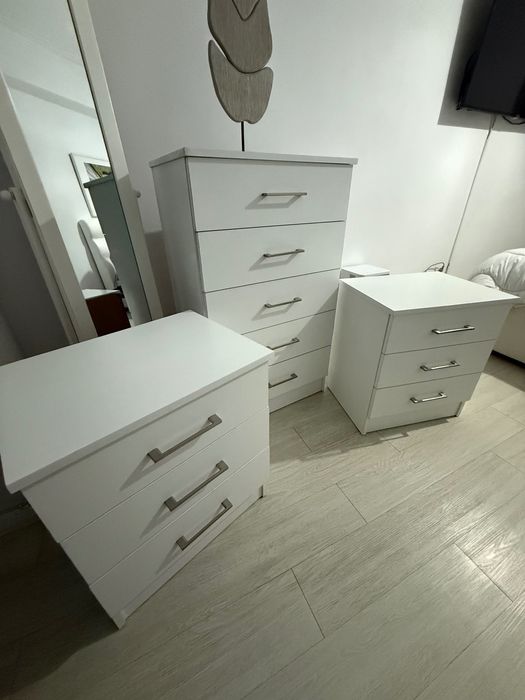 Conjunto mesas de cabeceira e cómoda