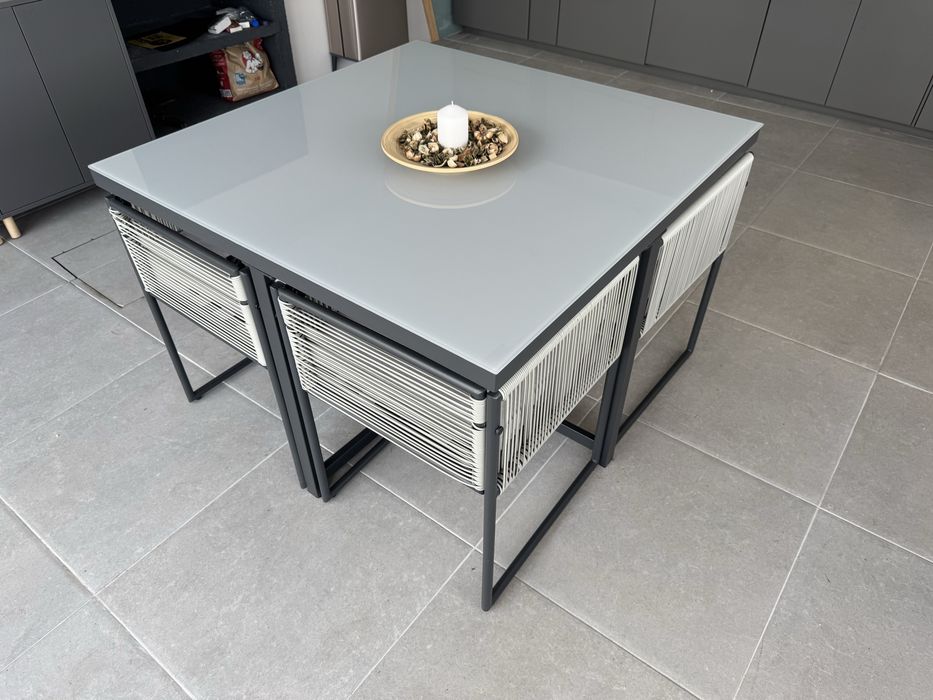 Conjunto de Mesa Quadrado e 4 Cadeiras de jardim e jantar ao ar livre.