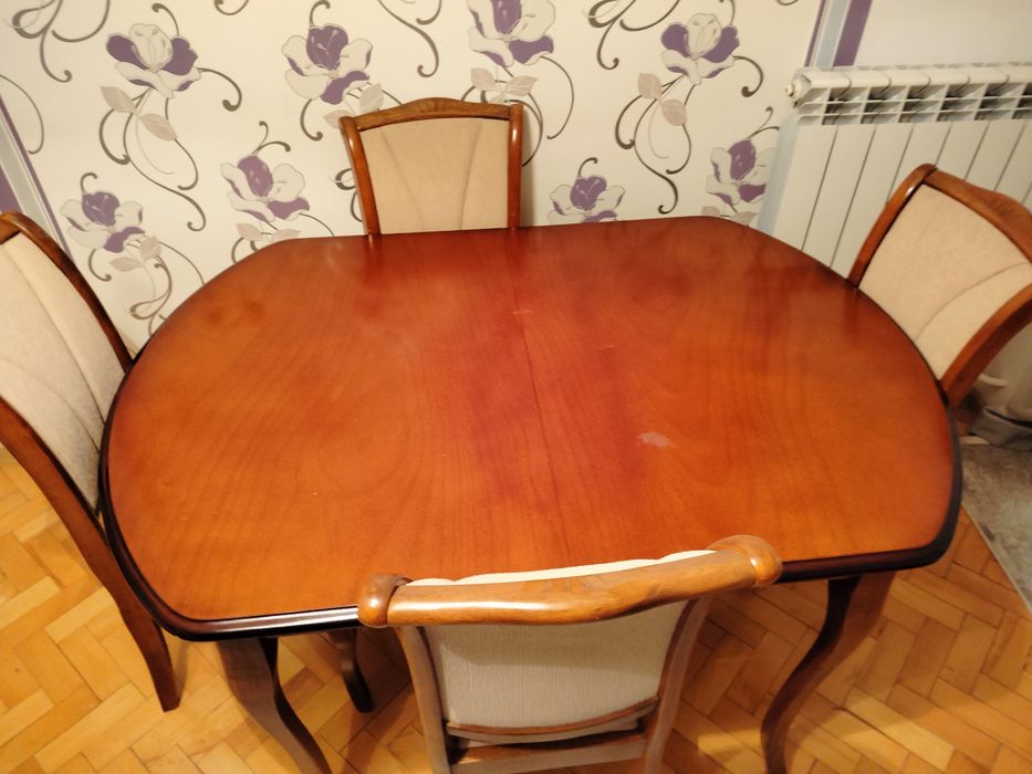 Stół z krzesłami .