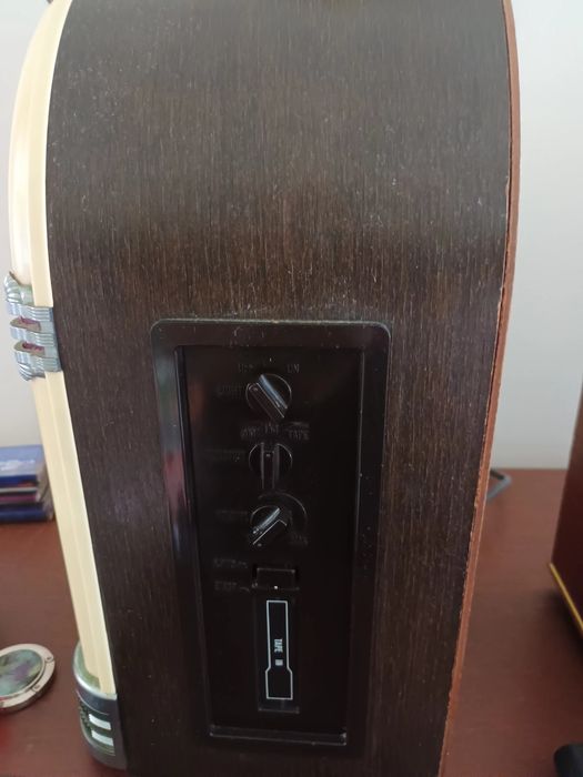 Rádio, tipo jukebox, a funcionar impecável, e boa aparência,