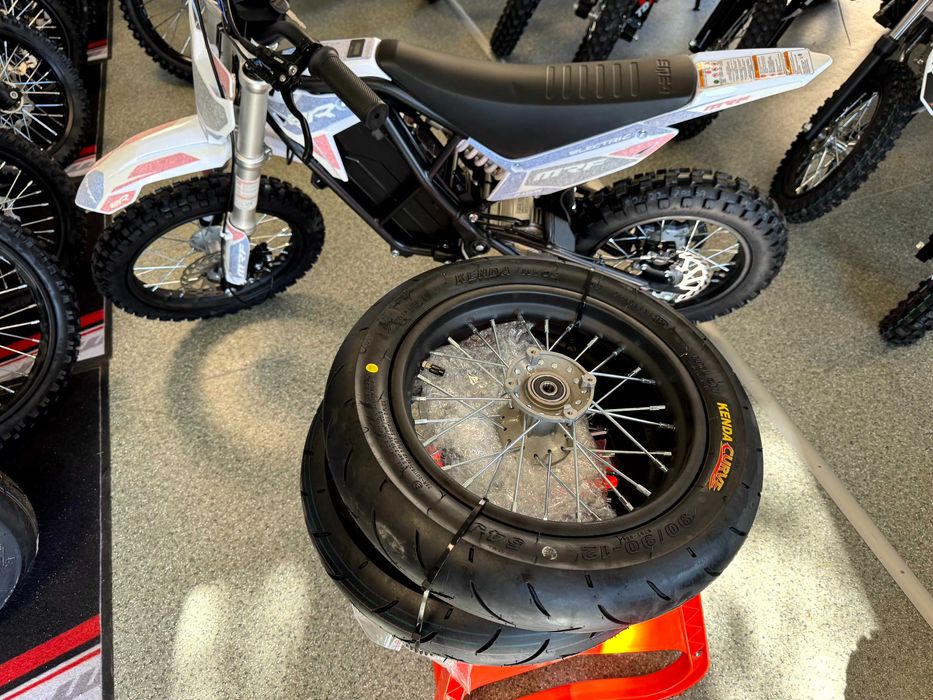 Komplet kół MRF ER 2.0 kW SM na asfalt - nowe zestawy od 4xmoto.pl