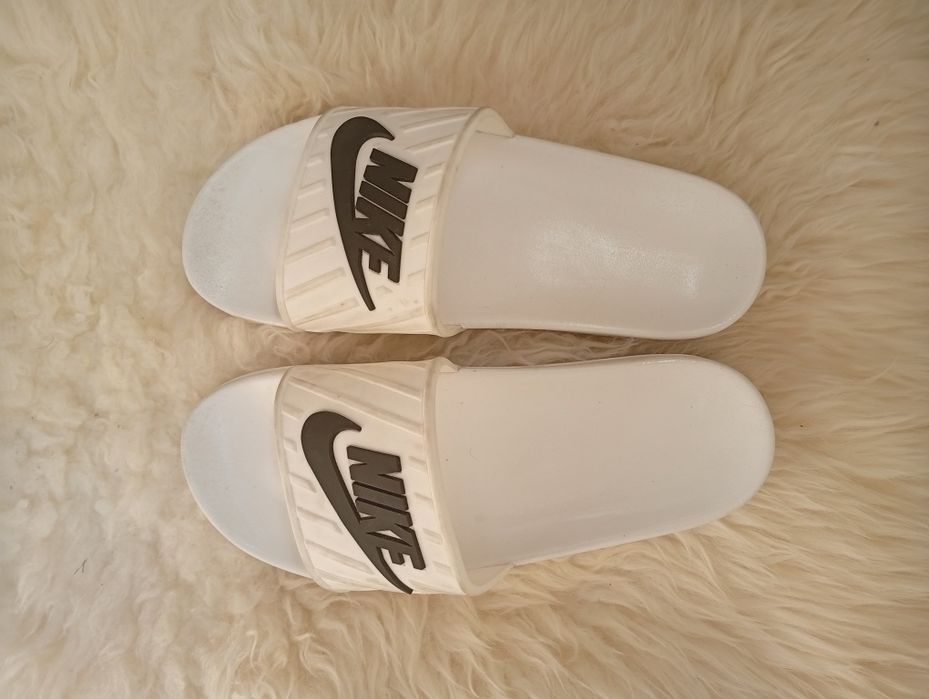 Шльопанці,тапки,сланці Nike