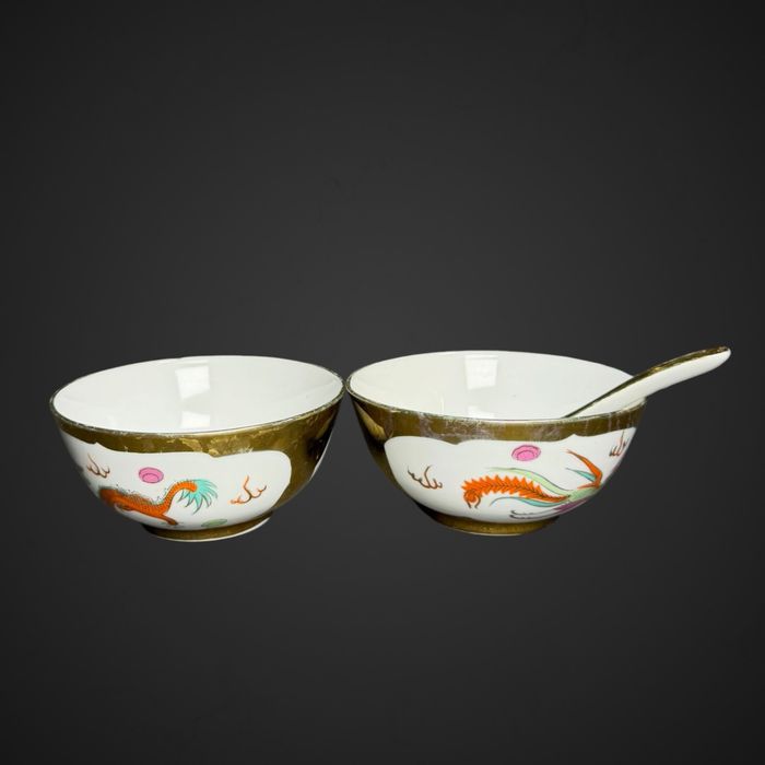 Zestaw chińskich porcelanowych miseczek z ceramiczną łyżeczką z motywem smoka i feniksa B6/072038