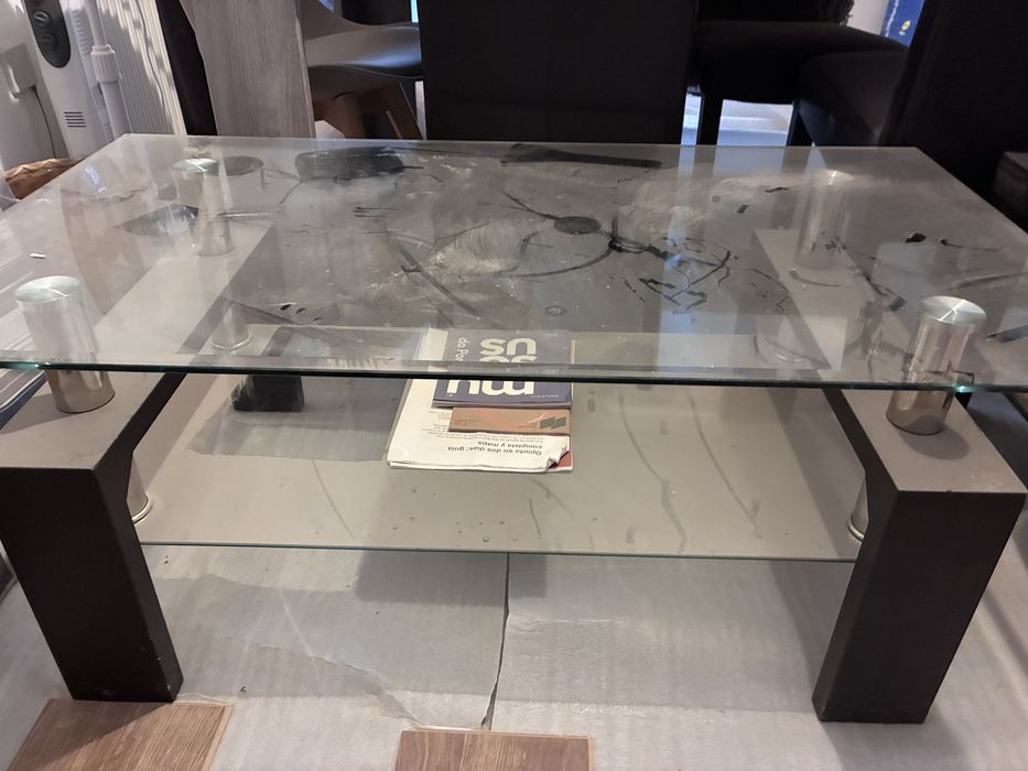 Mesa baixa de centro  com tampo de vidro