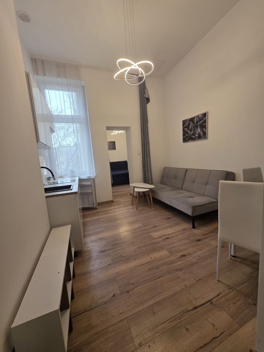 Male mieszkanie z osobna sypialnia