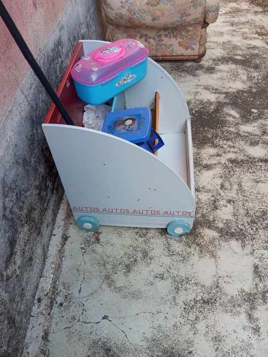 Prateleira de criança com rodas