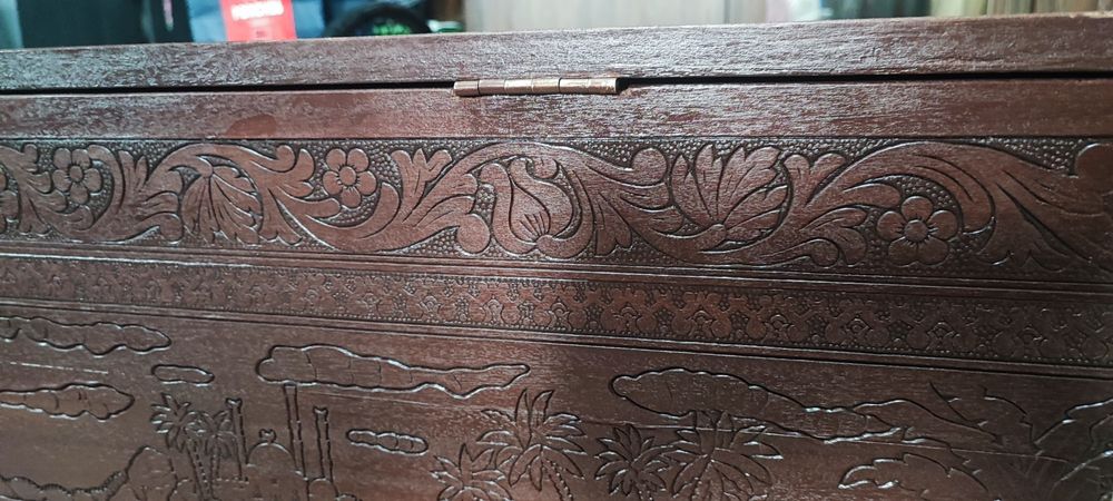 Arca de madeira com relevos