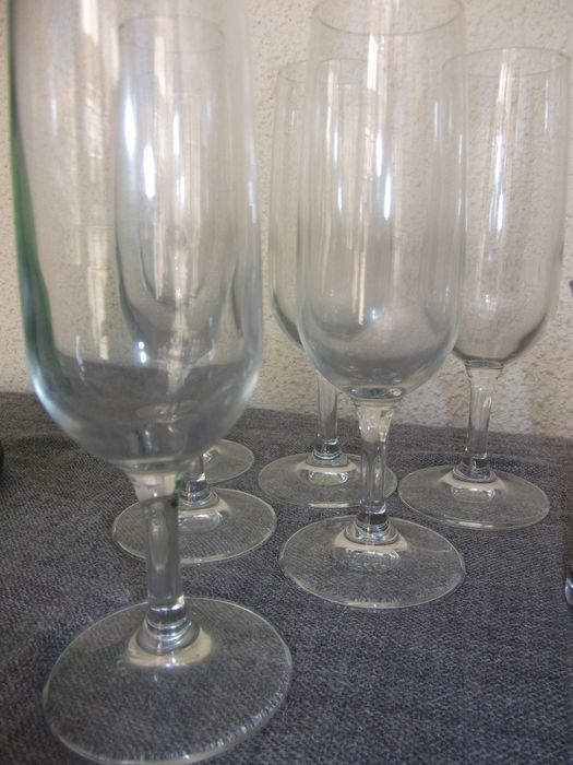 Garrafa e copos em vidro antigos / Antique glass bottle and cups
