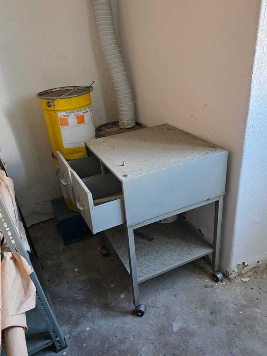 Estantes usadas para arrumação