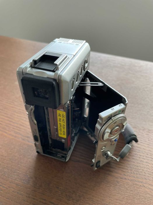 Câmara Video MiniDV JVC GR-DVP5E – Ultra Compacta (Estilo Retro/anos 2000)