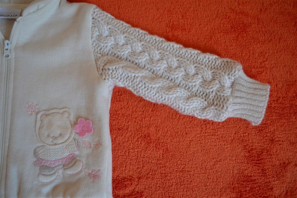 Sweter z kapturem i wełnianymi rękawami dla dziewczynki rozm.68cm