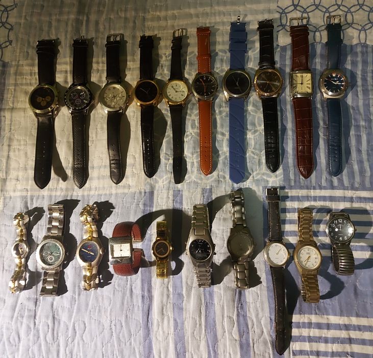Conjunto de 20 relógios quartzo de pulso, maioria são AVON