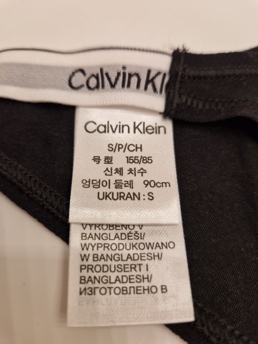 Stringi thong Calvin Klein z taśmą z logo po bokach i z tyłu.