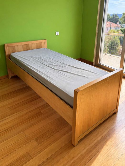 Cama de solteiro em madeira maciça com gavetão