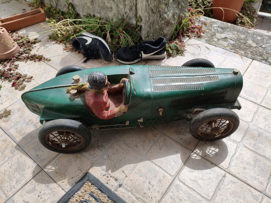 Modelo de carro de corrida artesanal dos anos 1950