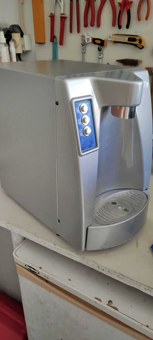 Máquina de água fria e natural e faz água gaseificada com bilha de gás