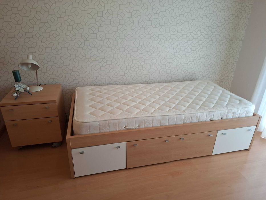 Cama individual, colchão e mesa cabeceira para venda