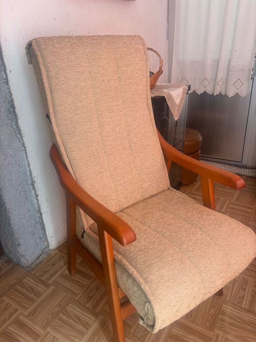 Cadeirão creme com madeira