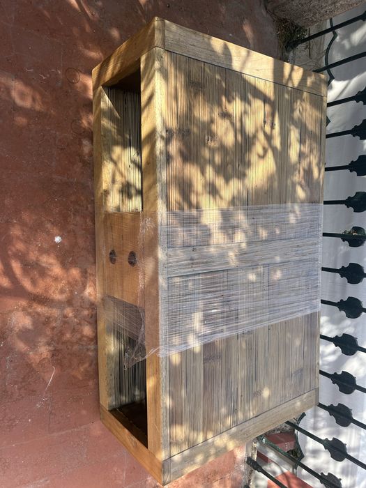 Mesa de centro em madeira maciça