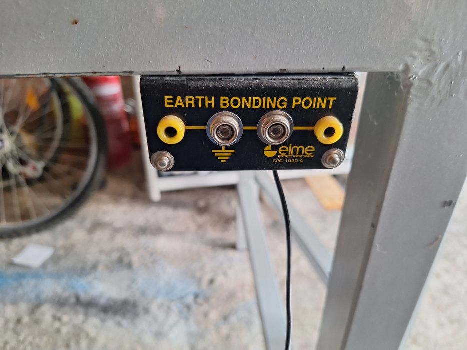 Bancadas de trabalhos com luz e ligações