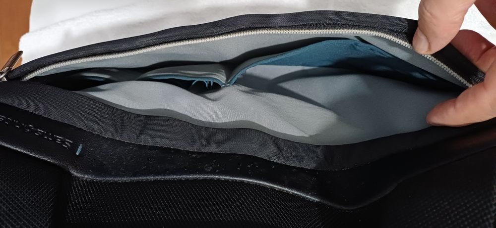 Mala Samsonite espaçosa para portáteis (com etiquetas originais)