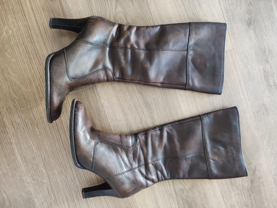 Botas de salto alto em pele