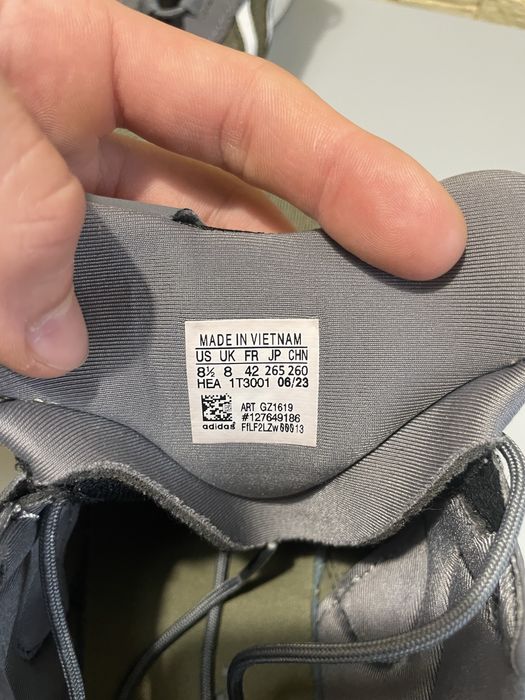 Кросівки adidas.