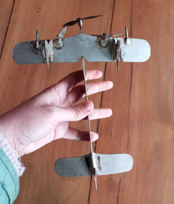 Antigo brinquedo artesanal Avião Alemão II Guerra Mundial em ferro