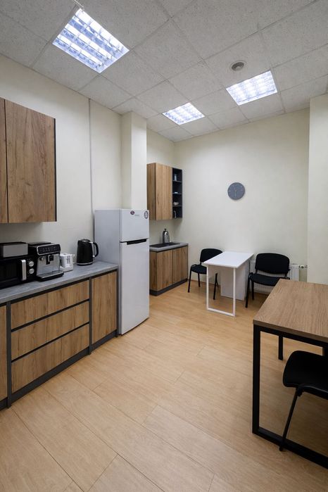 Оренда 4-поверхової офісної будівлі з закритою територією