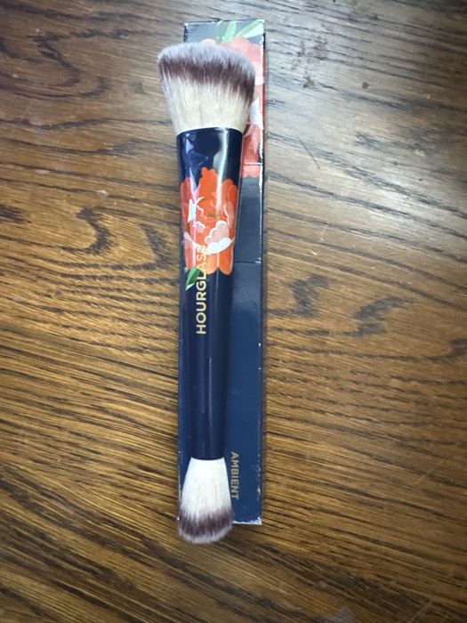 Hourglass кісточка  яка  кругом sold aut помади румяна