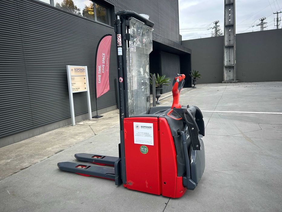 Stacker Linde Elétrico 1400 Kgs com plataforma de operador