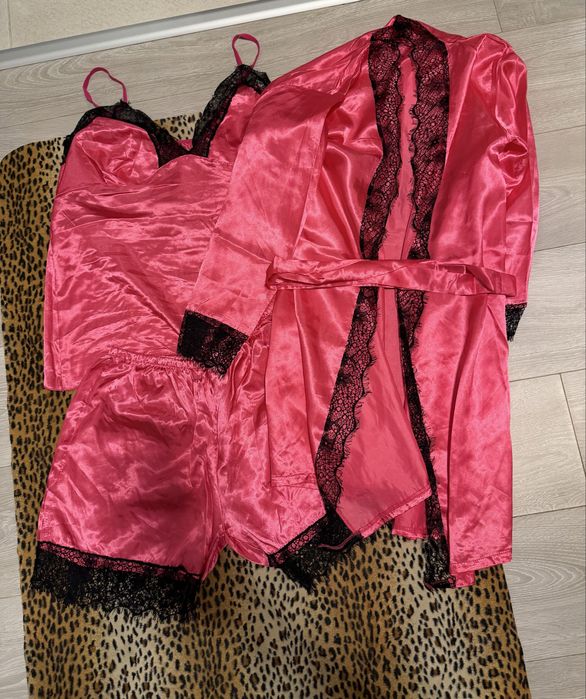 Komplet 3-czesciowy pizamka satynowa koronka szlafrok VS 38 M nowy