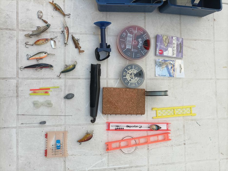 Diverso material de pesca