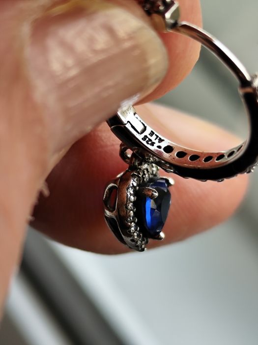 Brincos Pandora com pequenas argolas e pingente em coração  azul