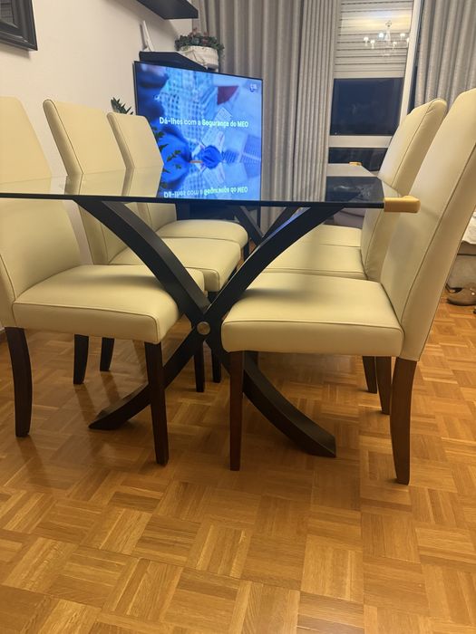 Mesa de vidro e cadeiras