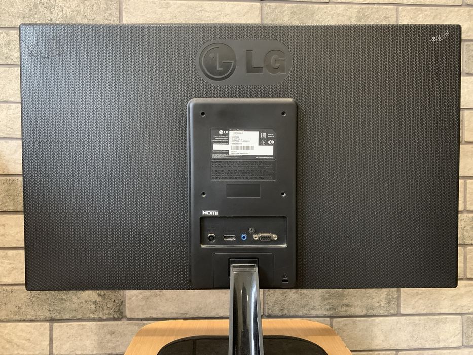 Монітори Asus BE24AQLB-G та LG 24MP55HQ-P биті матриці