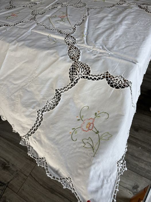 Toalha de mesa com crochê e bordado manual - Novo