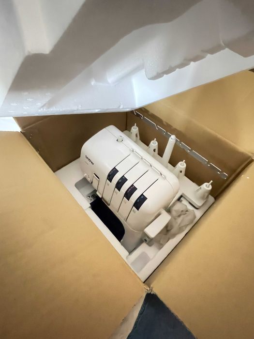 Overlock Brother 4234D plus stolik powiększający pole pracy